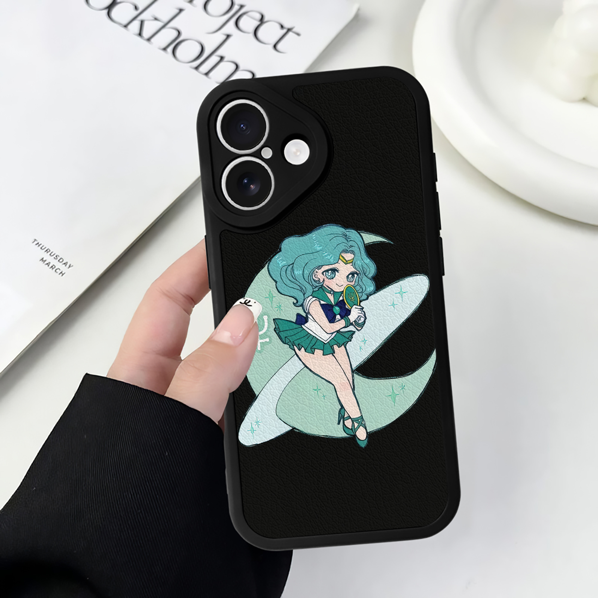 （画像用） 美少女戦士セーラームーン 海王 みちる（かいおう みちる） Sailor Moon Kaiou Michiru 【iPhone 16シリーズ対応】シリコンスマホケース（レザー調） 材質：シリコン